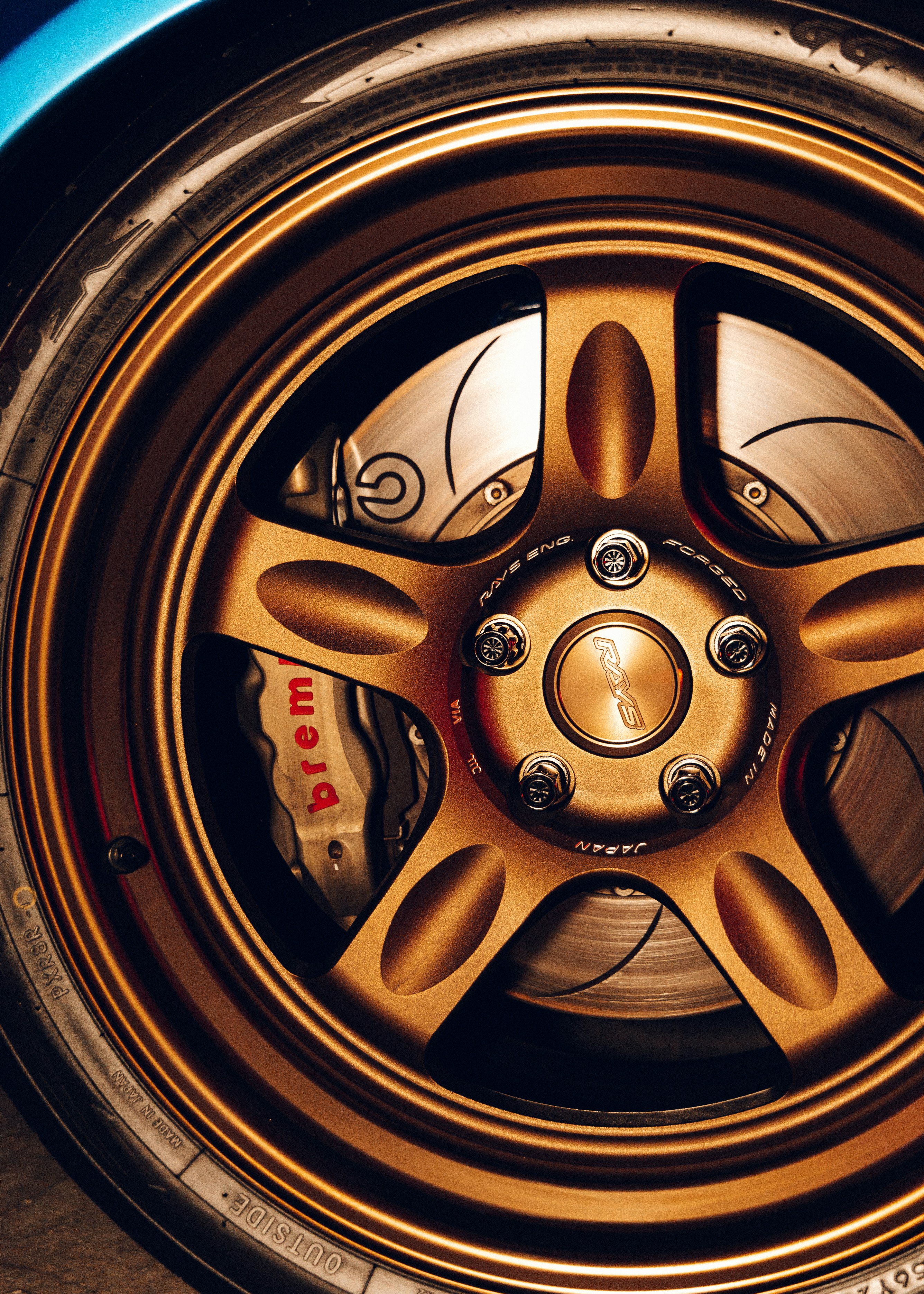 brown and black 5 spoke car wheel